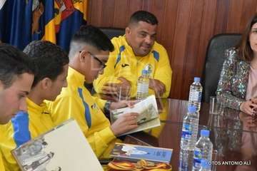 Recepción de la alcaldesa y del concejal de Deportes a los campeones del Club Taz Jinámar (Foto Antonio Alí)